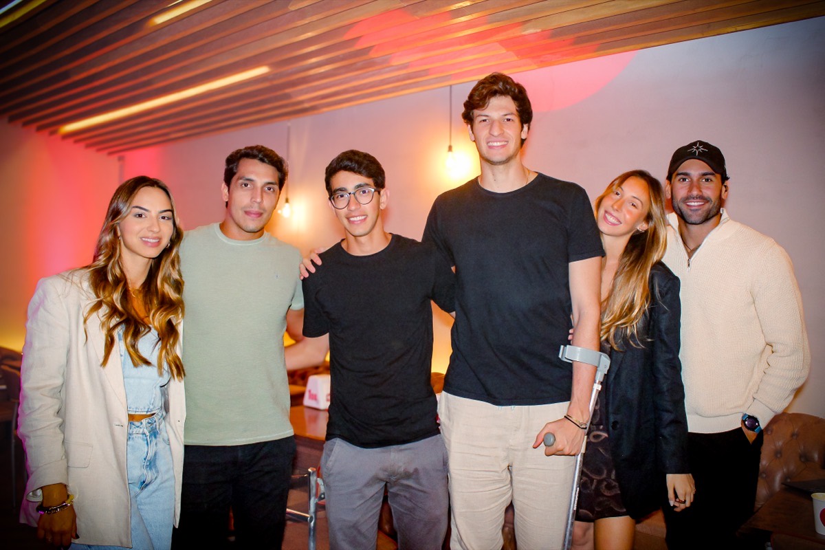 Grupo de amigos em aniversário