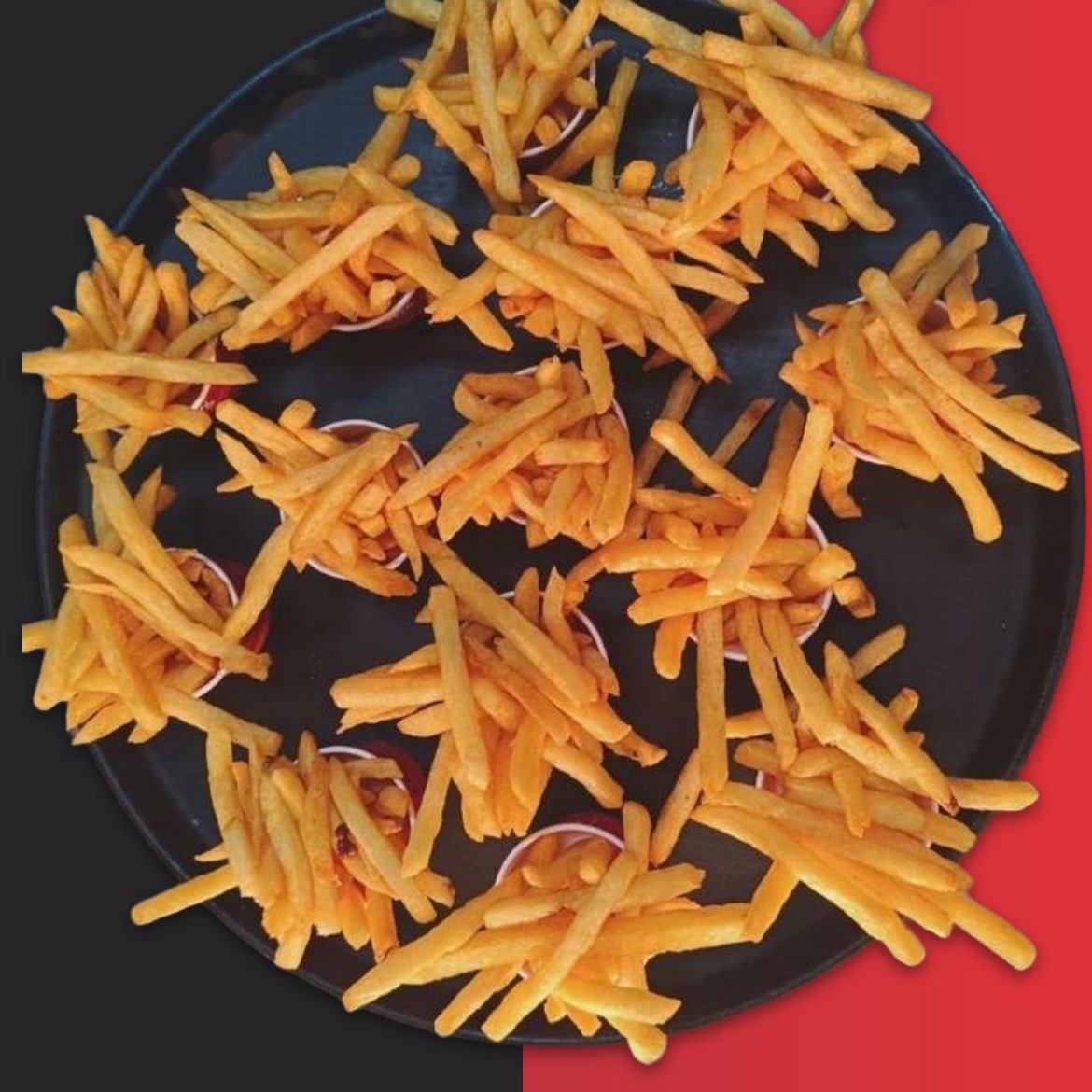 Batatas fritas do New Dog servidas em bandeja