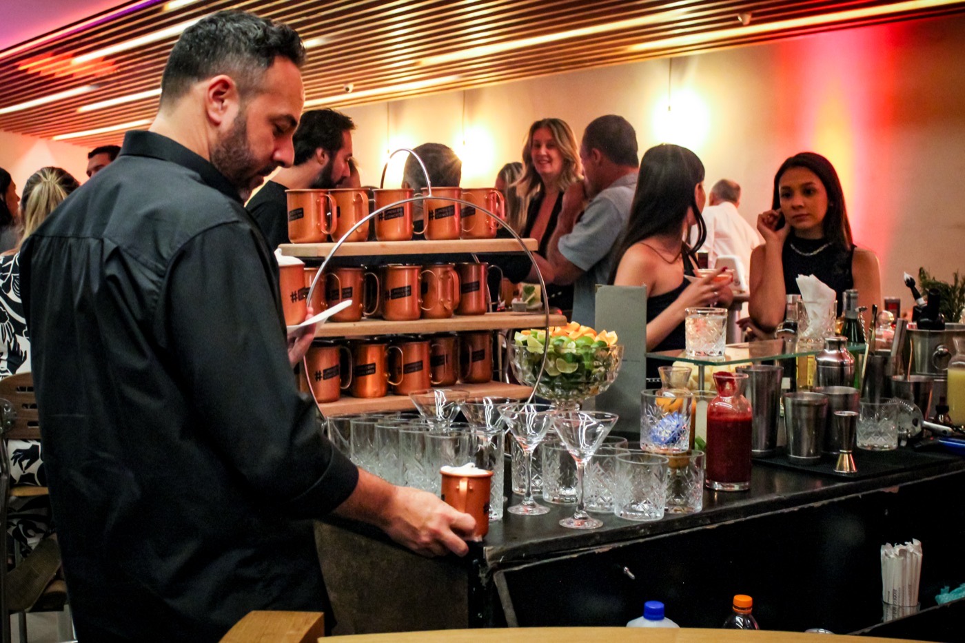 Bartender preparando drinks